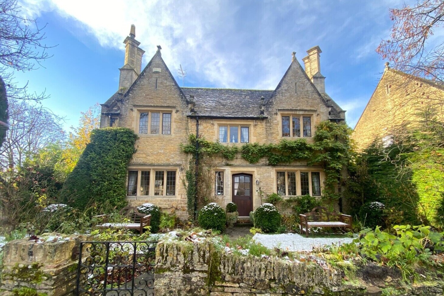Cotswolds, Bourton-on-the-Water, stone cottage