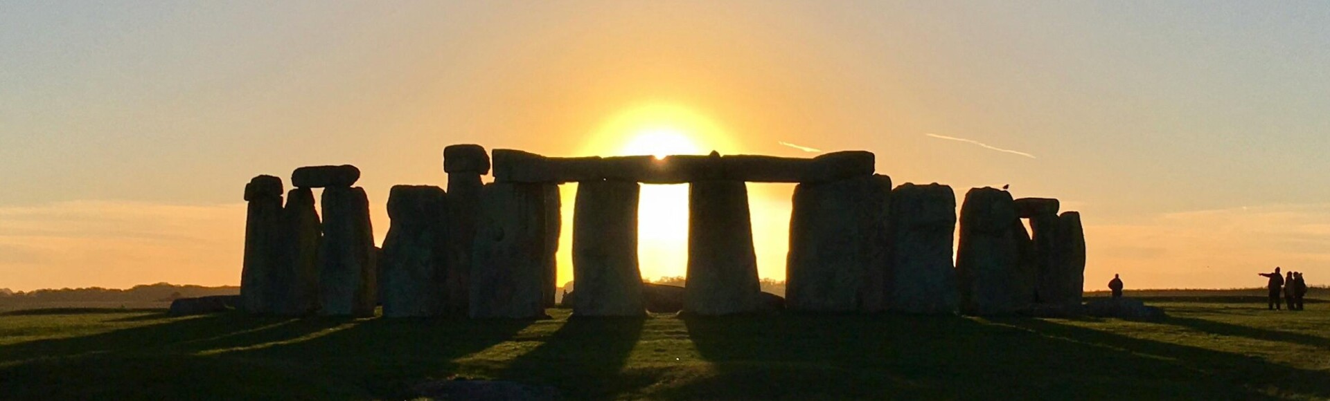 pexels-b-a-fields-281456971-13017779 (1) Wiltshire, Stonehenge, sunrise through the stones