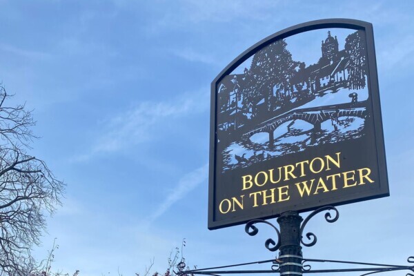 IMG-20251106-WA0004 Cotswolds, Bourton-on-the-Water, the village sign